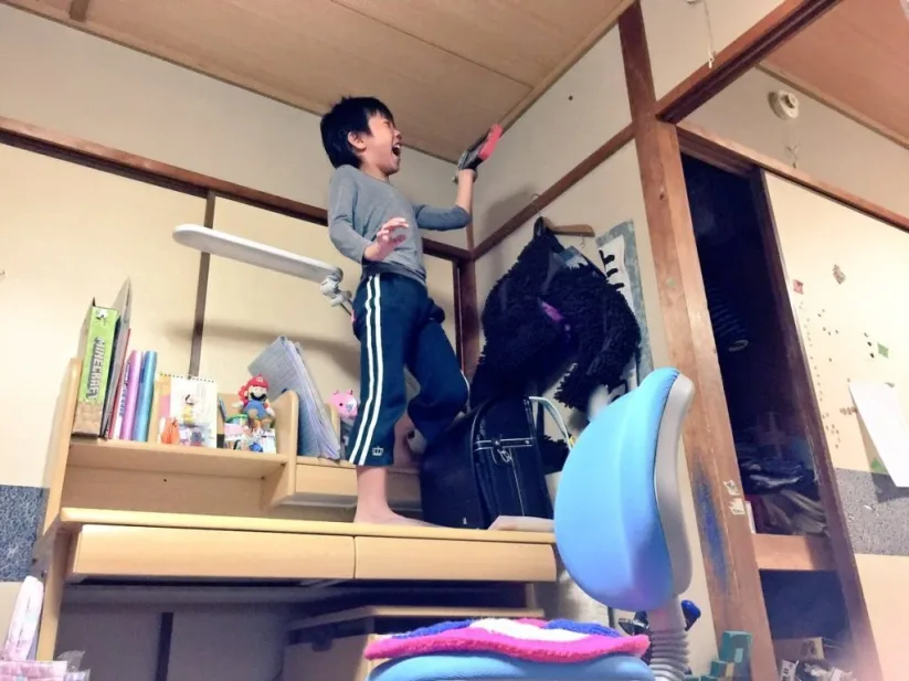 Le fils de Mohikan trouve la surprise et hurle sa joie !