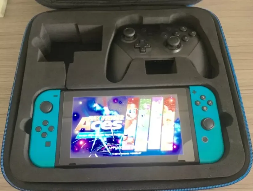 Sacoche de transport iAmer pour Nintendo Switch : aperçu avec une console Nintendo Switch et une manette pro