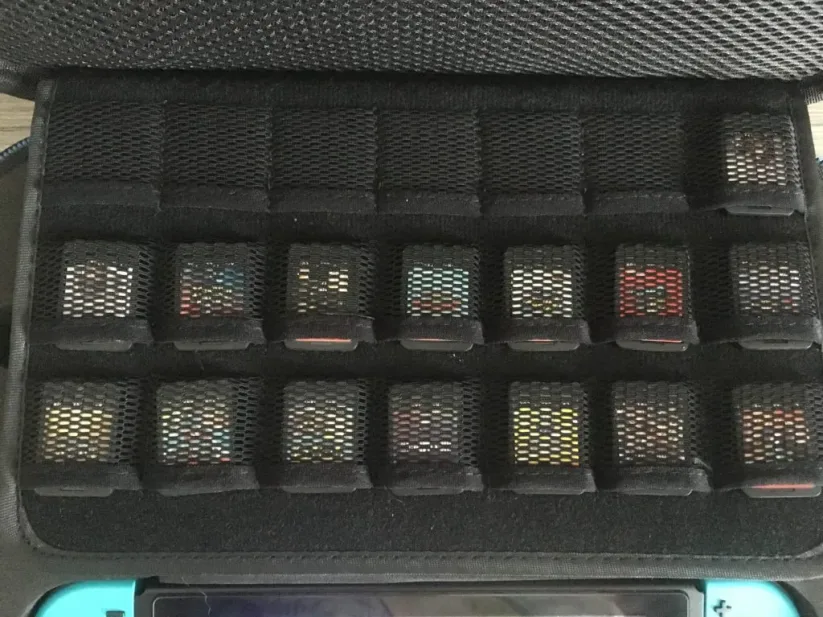 Sacoche de transport iAmer pour Nintendo Switch : la pochette de rangement des cartouches peut accueillir jusqu'à 21 jeux.